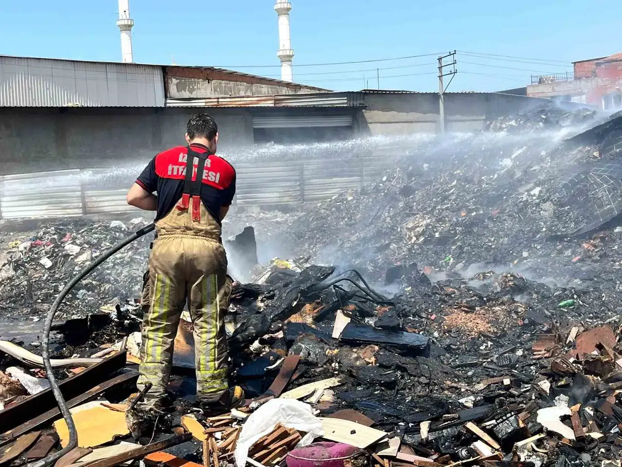 Buca’da sanayi bölgesinde bitmek bilmeyen çöp kabusu: Esnaf patlama tehlikesiyle yaşıyor