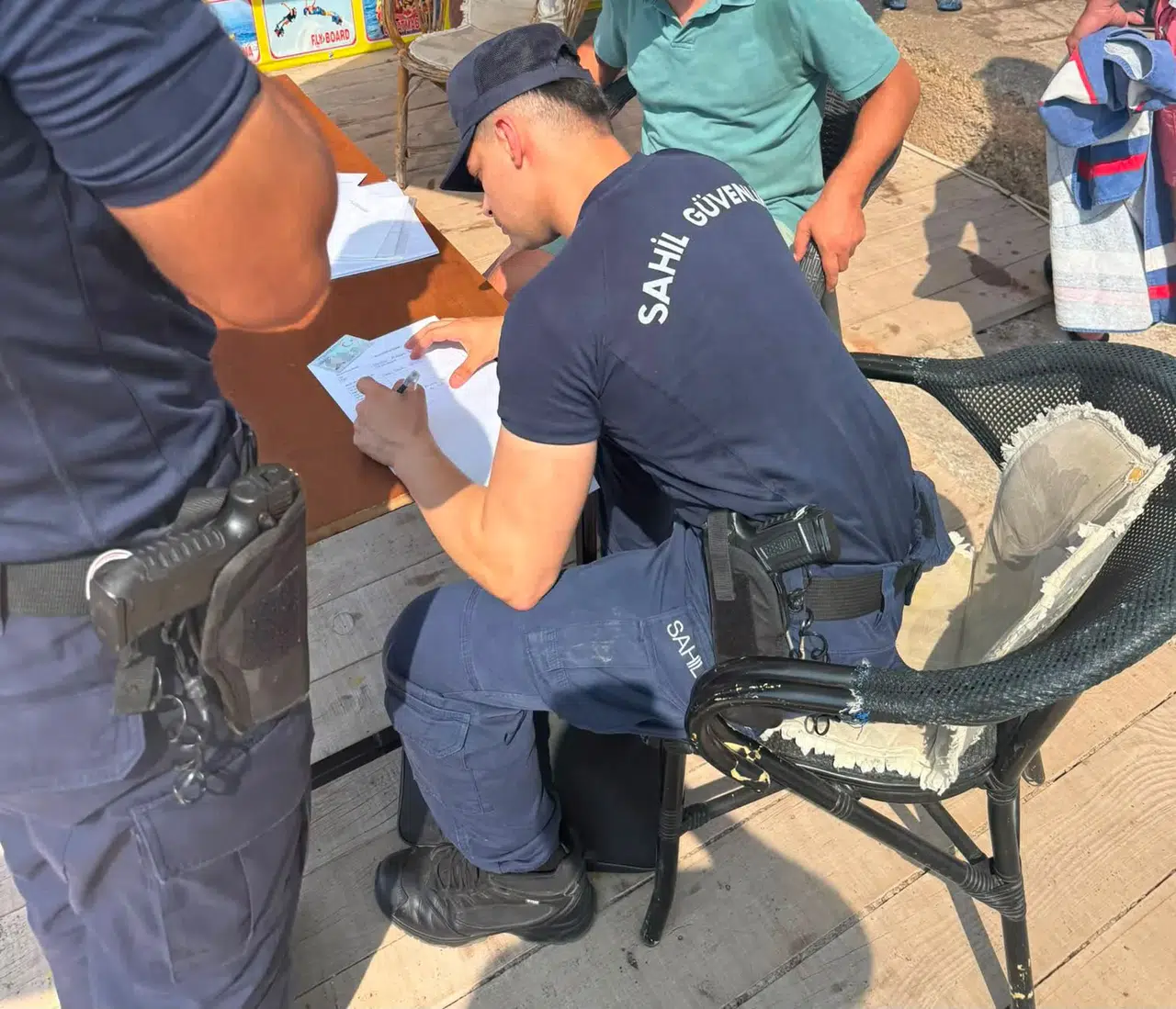 Marmaris'te kılıç balığına eziyet eden şahsa Sahil Güvenlik geçit vermedi