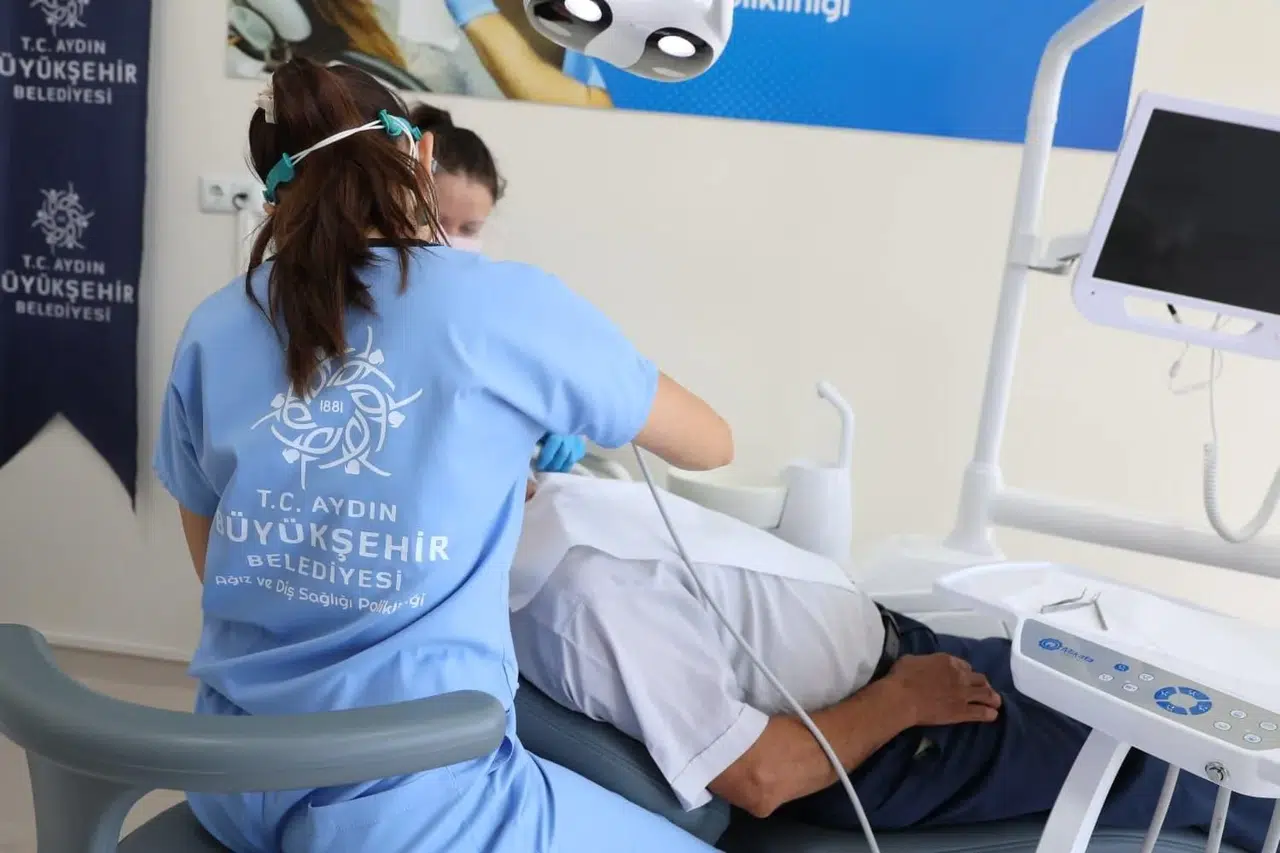 Aydın’da ücretsiz diş sağlığı seferberliği: Mahalleli kapıdan alınıp tedaviye götürülüyor