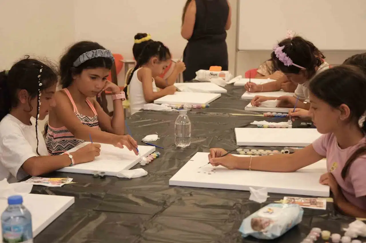 Bodrumlu miniklerin sanatla dolu yaz tatili: Tuval başında yeteneklerini keşfediyorlar