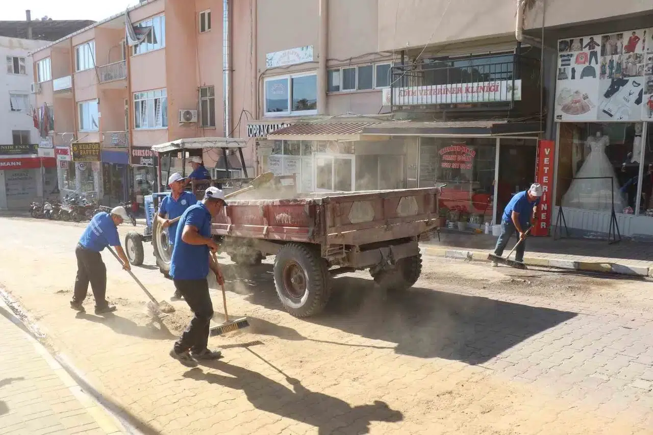 Bozdoğan’da doğalgaz mesaisi: Sokaklar tozdan arındırılıyor