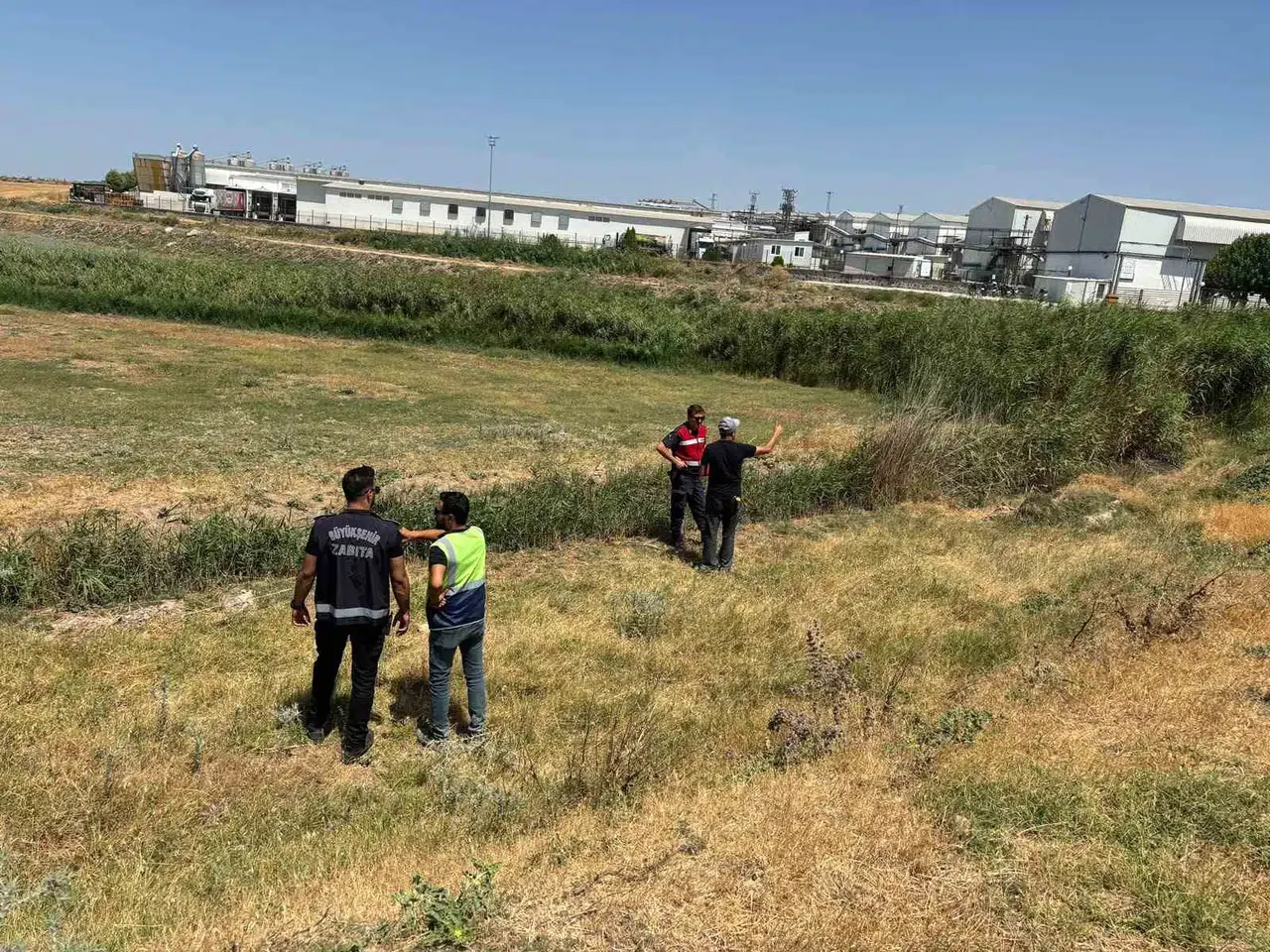 Saruhanlı'da çevre skandalı: Tavuk çiftliğinin atıkları tarım arazisine boşaltıldı