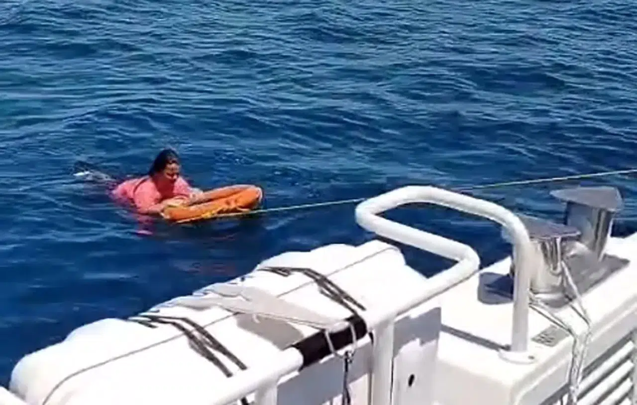 Kuşadası açıklarında ölümle burun buruna: Deniz polisi son anda yetişti