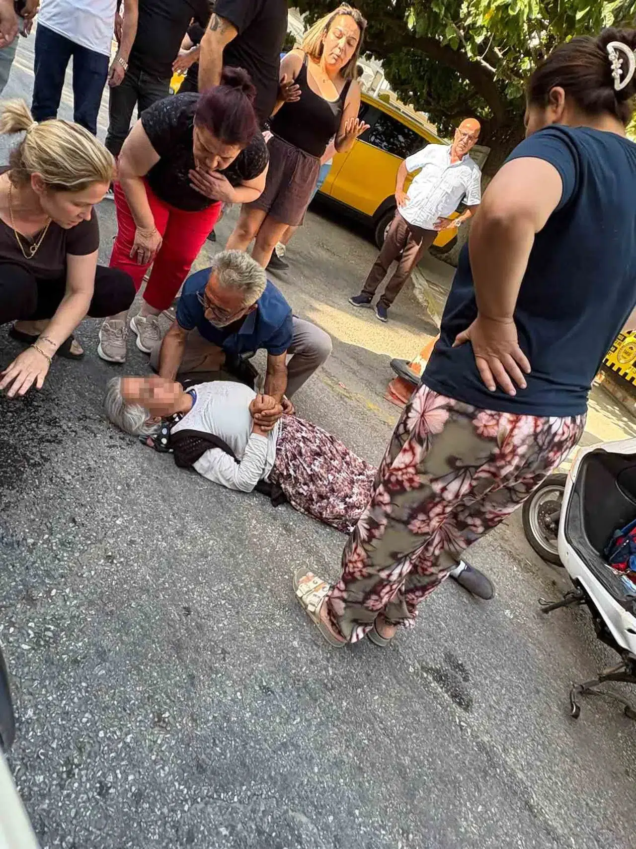 Bayındır’da akşam saatlerinde kaza: Motosiklet yayaya çarptı