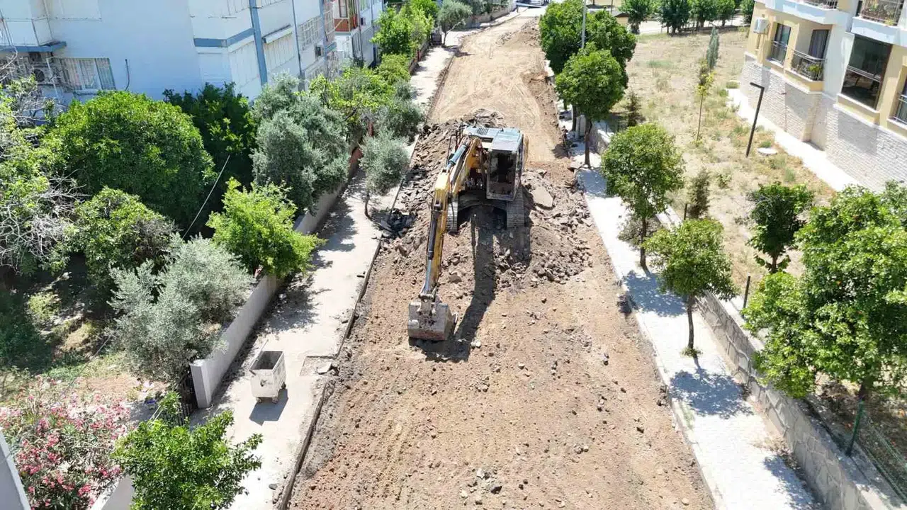 Nazilli’de hummalı çalışma: Hem altyapı yenileniyor hem yeni parklar yükseliyor