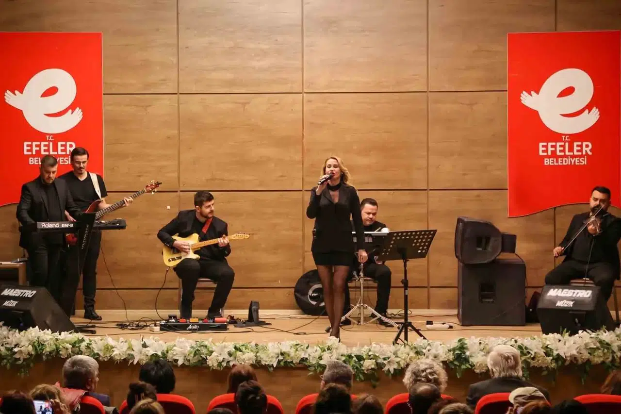 Efeler’de yıldızlar altında müzik ziyafeti: Perşembe akşamlarının yeni adresi belli oldu