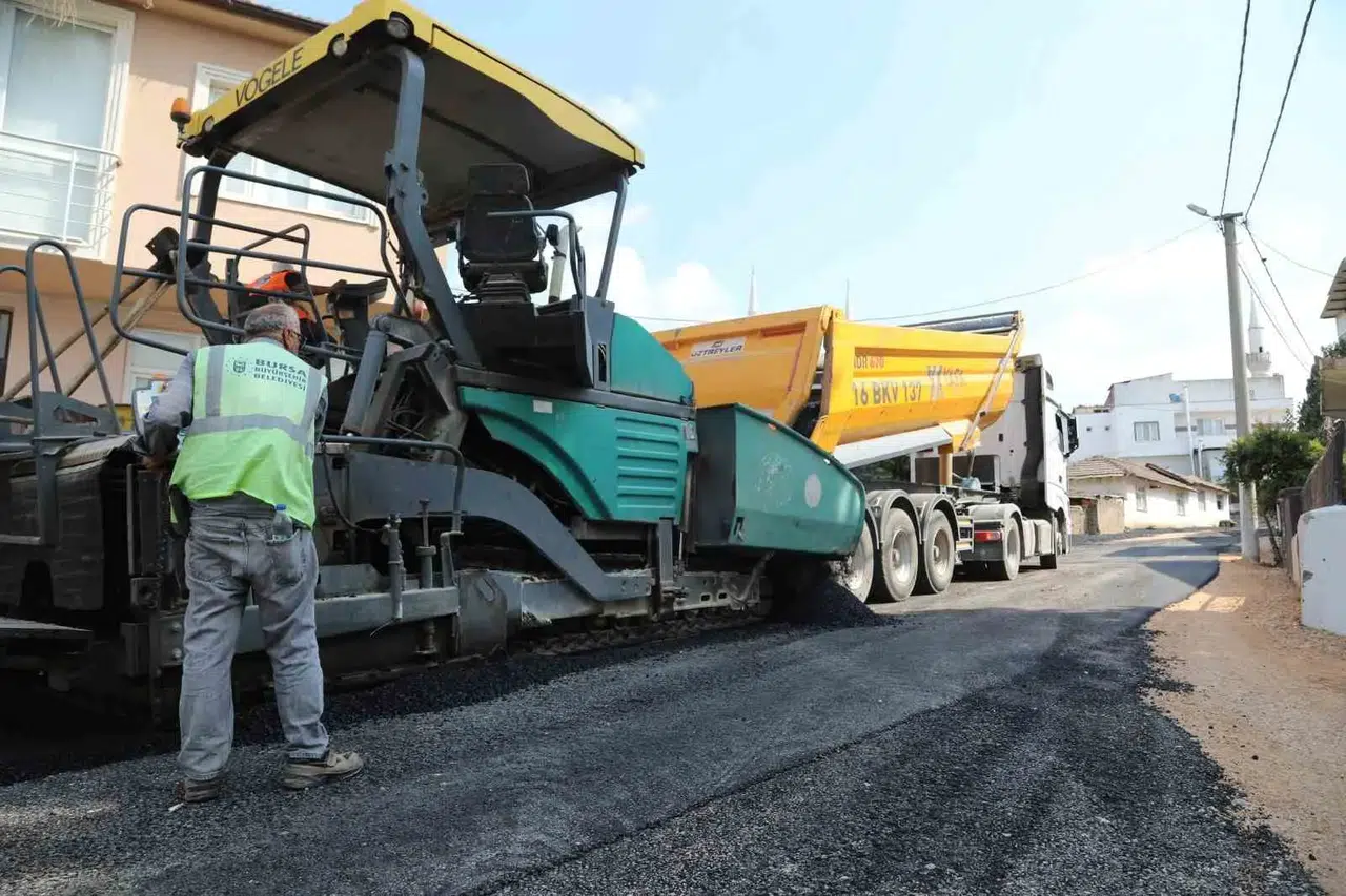 Karacabey’in ulaşım çehresi değişiyor: Yenikaraağaç’ta dev asfalt mesaisi