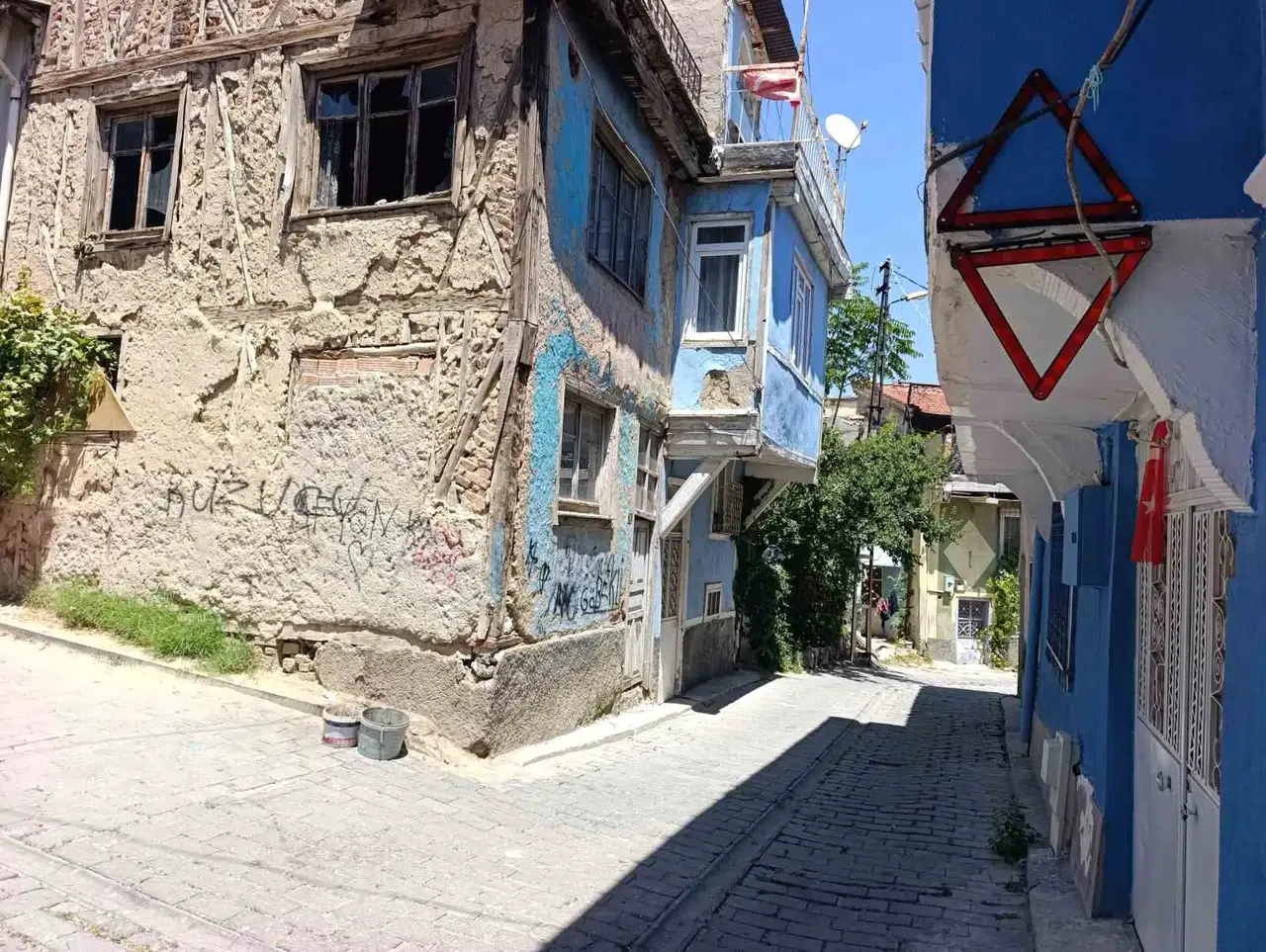 Afyonkarahisar'da ev sahibi isyan etti: Kamyonlar çarpmasın diye kirişe reflektörlü çözüm
