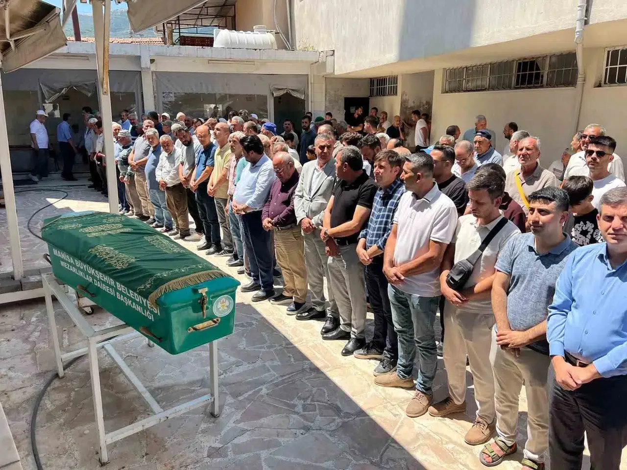 Manisa'da trafik faciası: İki aile yasa boğuldu