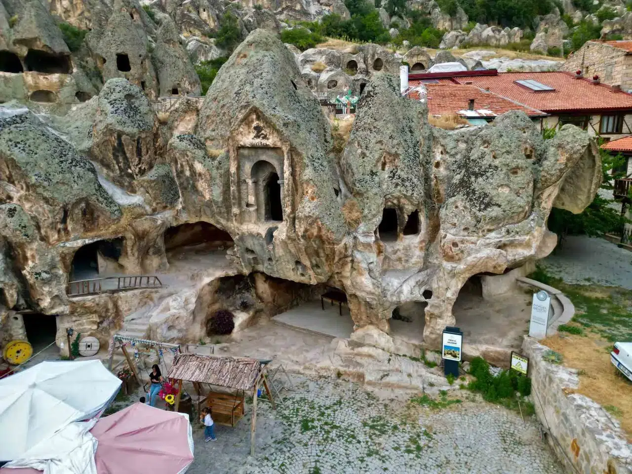Binlerce yıllık tarihin kalbinde yaz bereketi: Ayazini ziyaretçi akınına uğradı