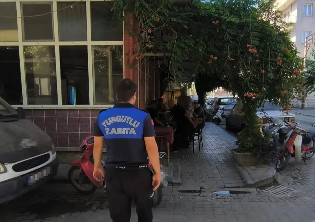 Turgutlu'da kaldırım işgaline geçit yok: Zabıtadan esnafa sıkı takip
