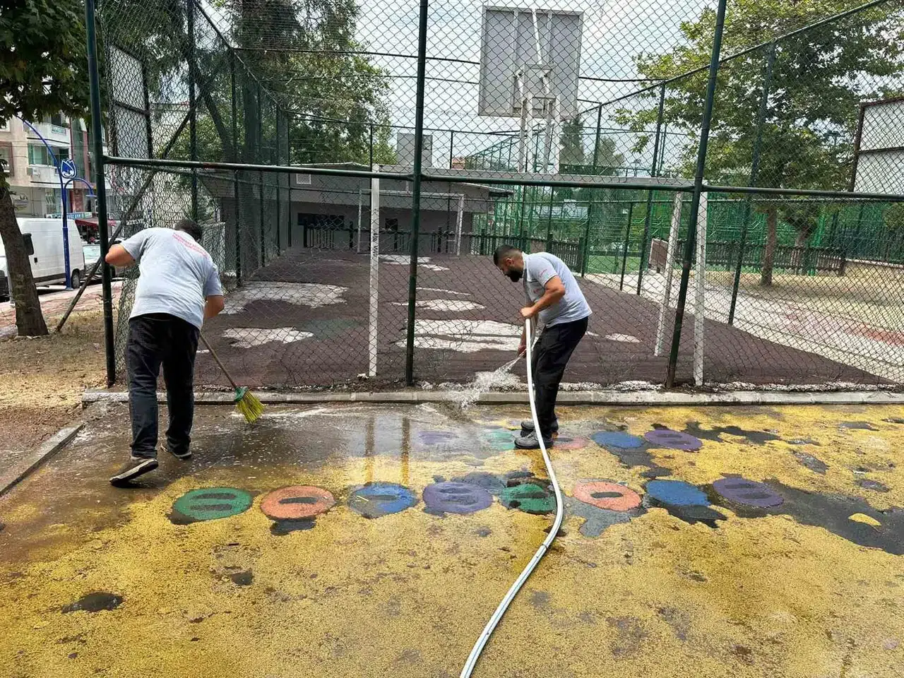 Miniklerin oyun alanlarında hijyen seferberliği: Yunusemre'de parklar yenilendi