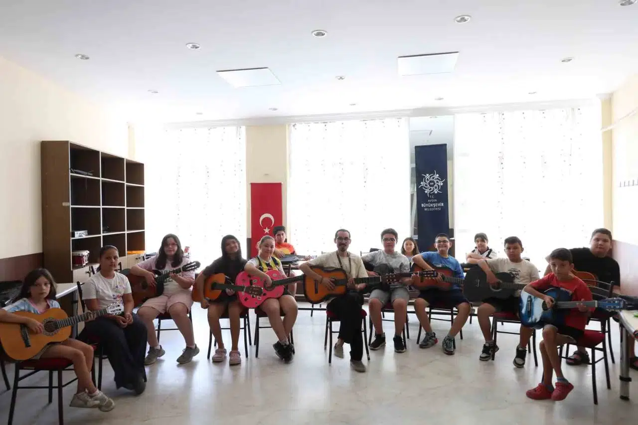 Aydın'da yaz tatili notalarla renkleniyor: Genç yetenekler sahnede
