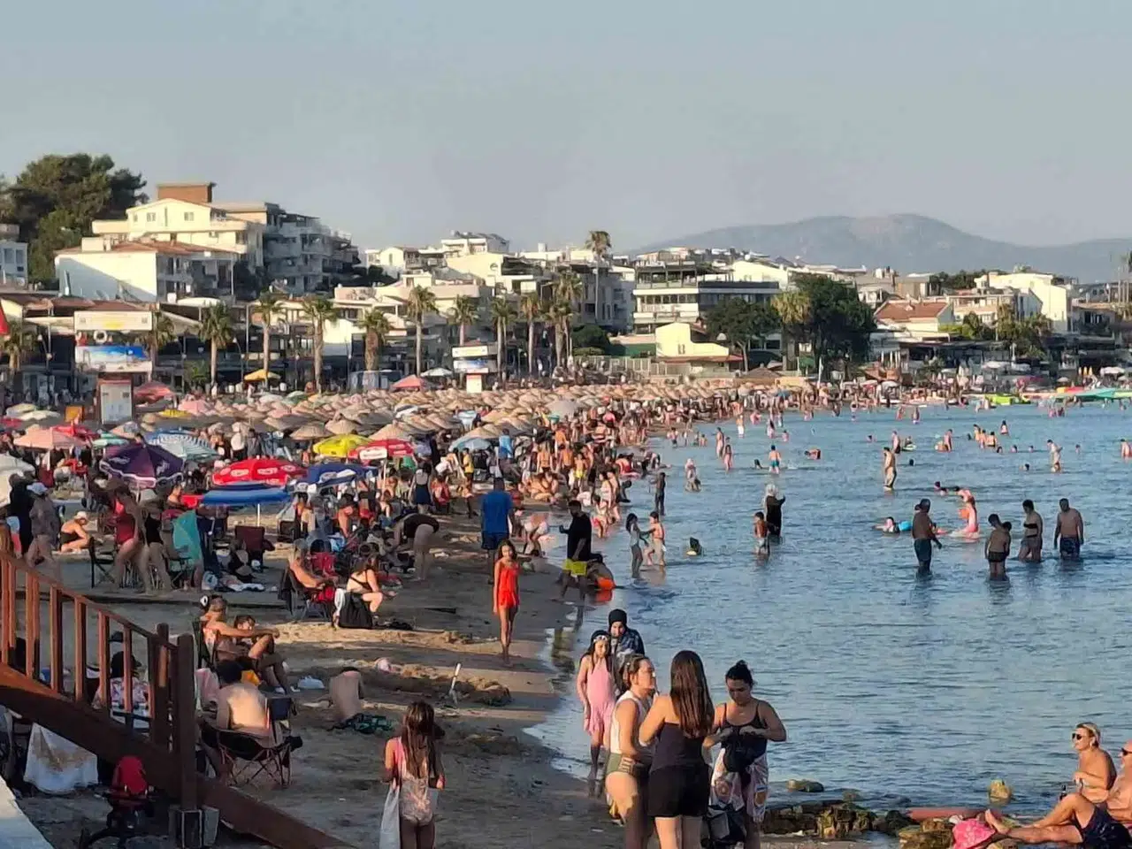 Didim'de termometreler zirveyi gördü: Sahillerde adım atacak yer kalmadı