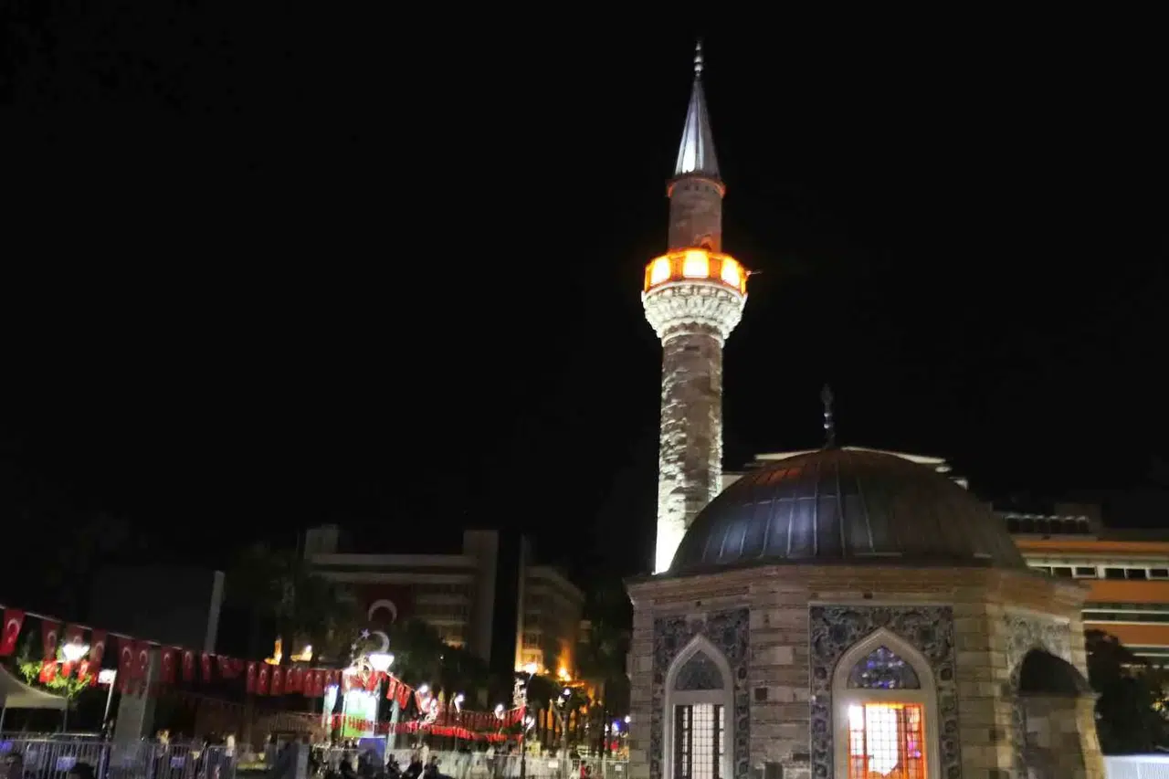 İzmir’de 15 Temmuz nöbeti: Meydanlar tek yürek oldu