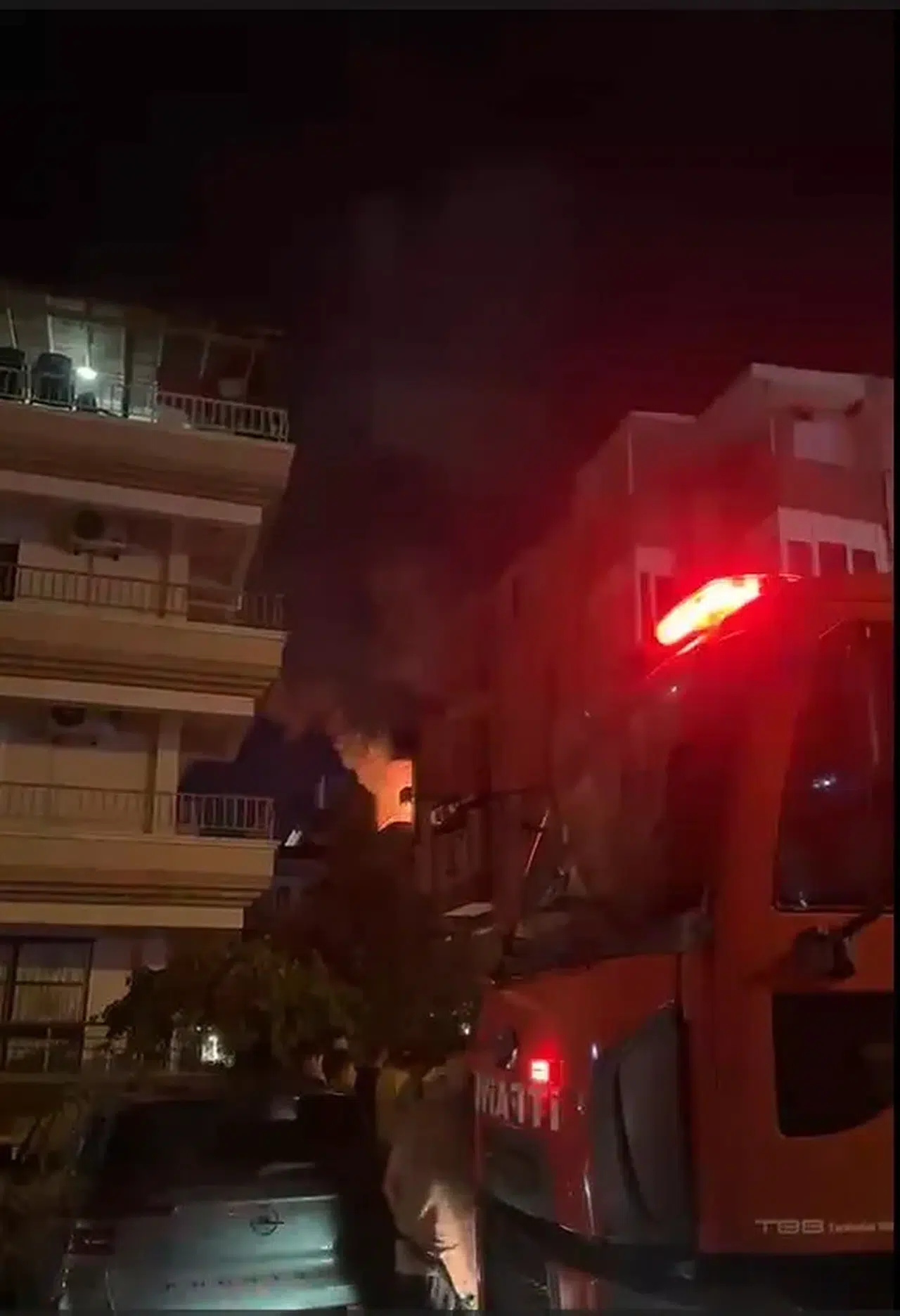 Didim'de geceyi aydınlatan alevler: Apartman sakinleri sokağa döküldü