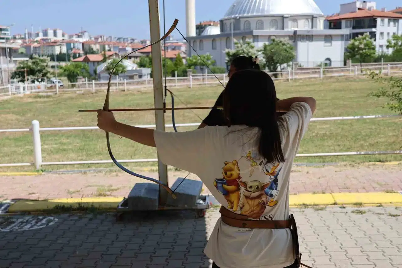 Uşak’ta yazın enerjisi sporla yükseliyor: Binlerce çocuk sahada buluştu
