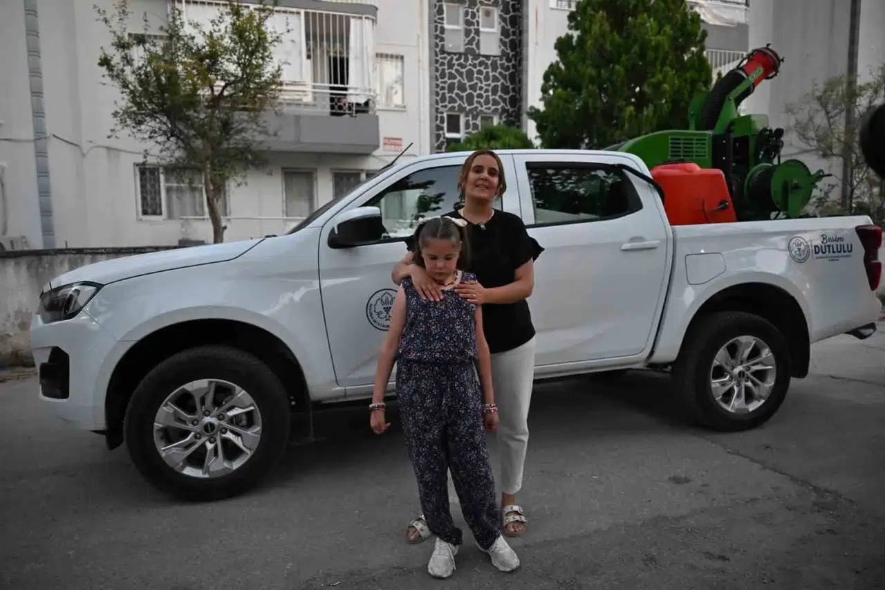 Balkondaki minik hayranın büyük günü: İlaçlama aracına bindi, hayali gerçek oldu