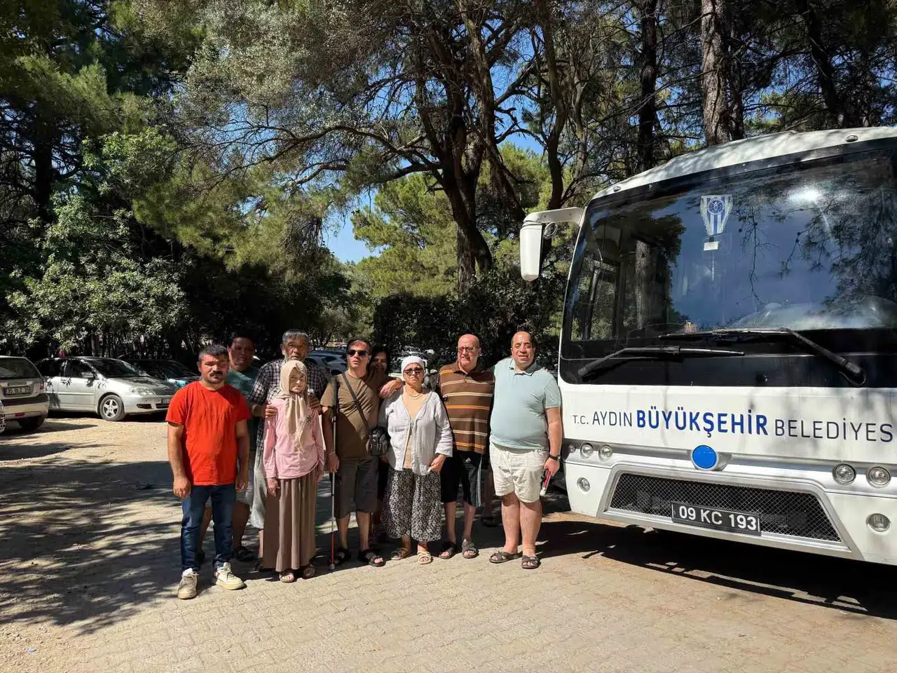 Mavi ile yeşilin buluştuğu noktada engel tanımadılar: Görme engelli bireylerden özel gezi