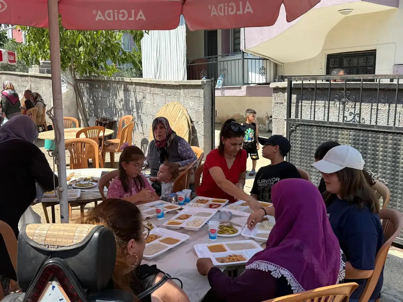 Kula’da hüzünlü veda: Genç öğretmen dualarla anıldı