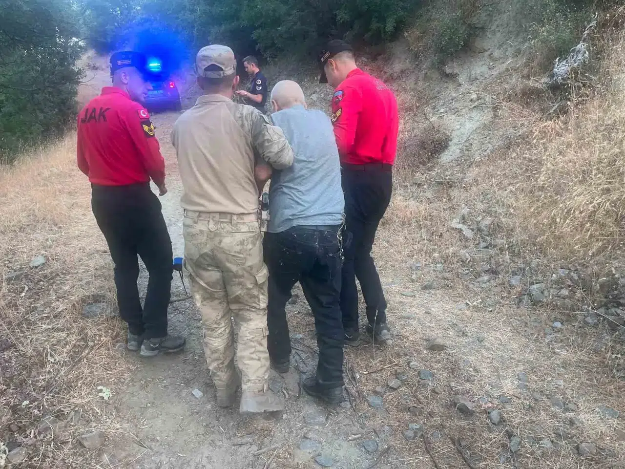 27 saatlik nefes kesen arayış: Kayıp yaşlı adam dağlık bölgede bulundu