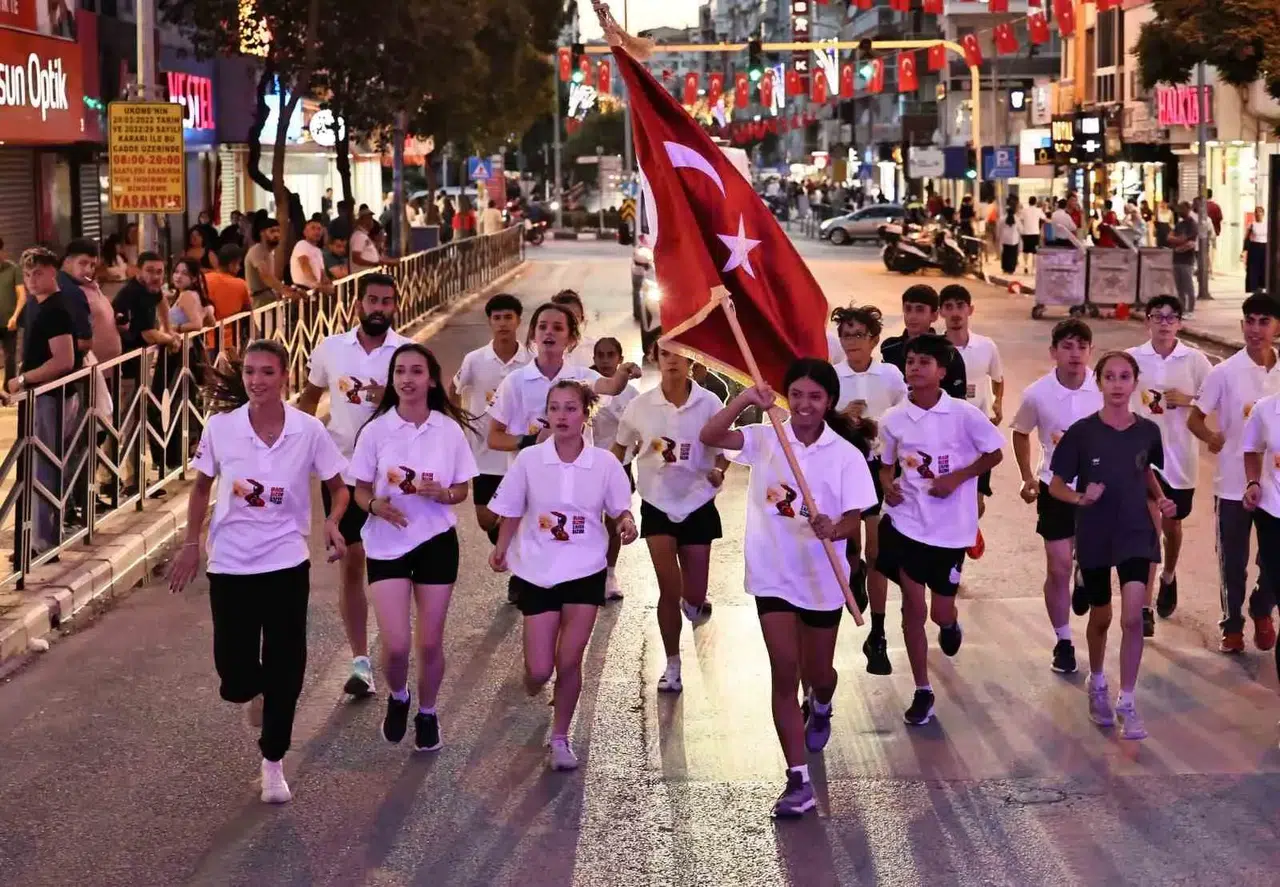 Manisa sokaklarında milli ruh: Ay yıldızlı sancak 25 sporcunun omuzlarında yükseldi