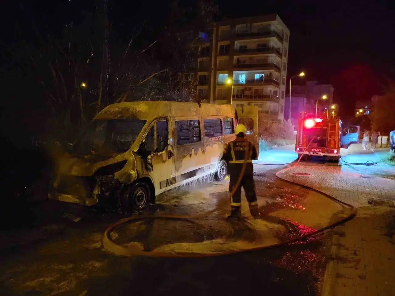 Nazilli'de gece yarısı korkutan manzara: Park halindeki araç küle döndü