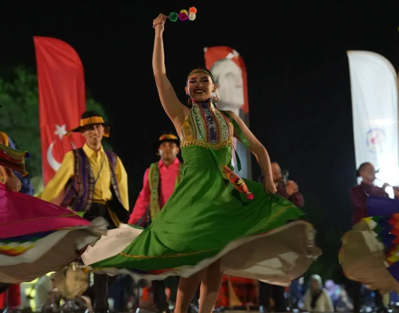Denizli’de dünya rüzgarı: 20 ülkeden gelen dansçılar şehri festivale boğdu