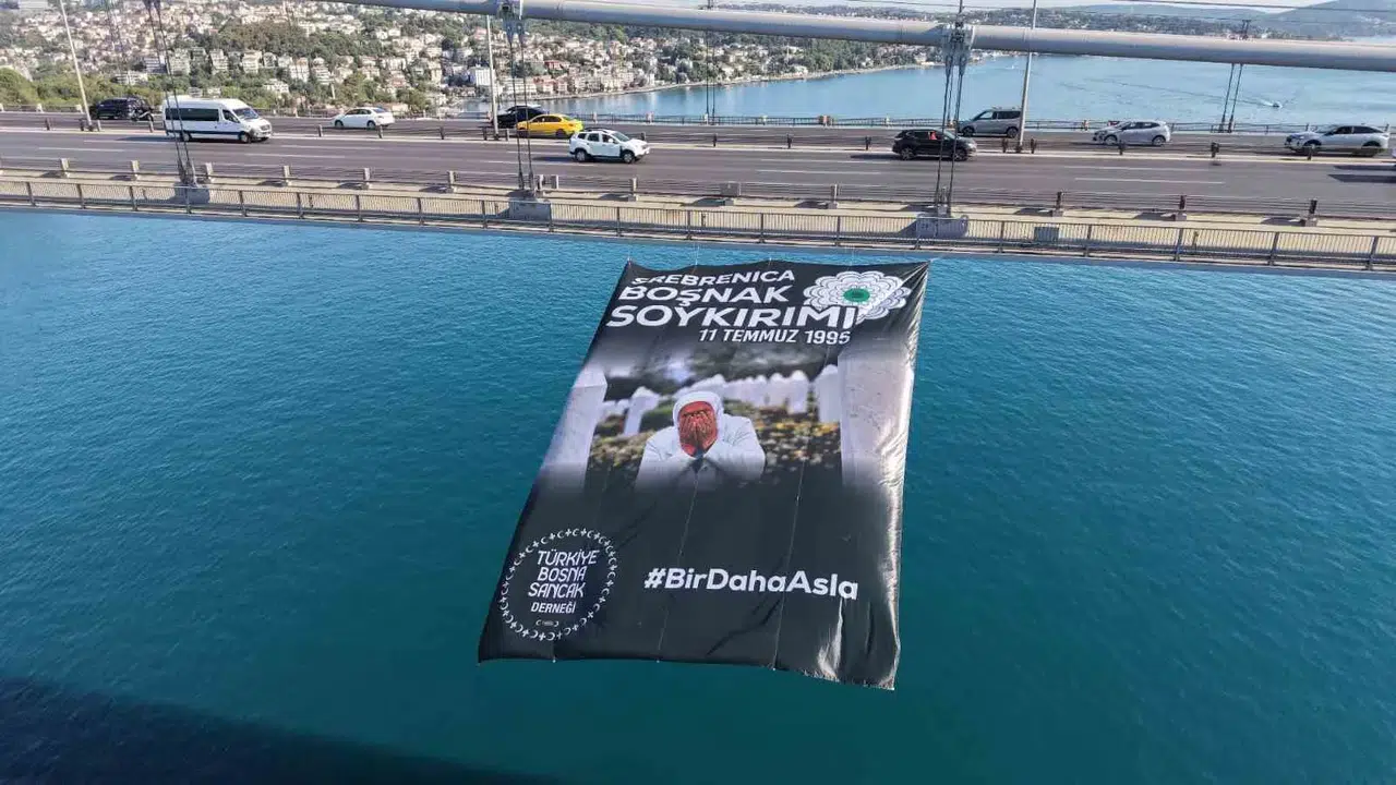 İstanbul Boğazı’nda vicdan nöbeti: 8 bin 372 kurban dev pankartlarla anıldı