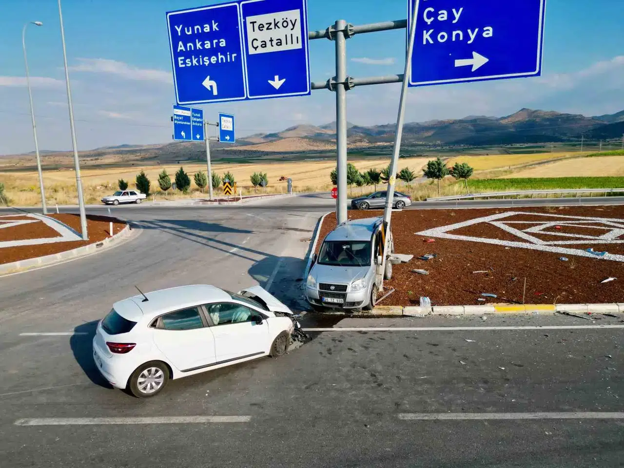 Emirdağ yolunda can pazarı: İki araç çarpıştı, 7 kişi hastanelik oldu