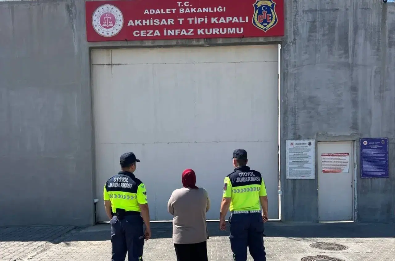 37 yıl hapis cezasıyla aranıyordu: Otoyol gişelerinde kıskıvrak yakalandı