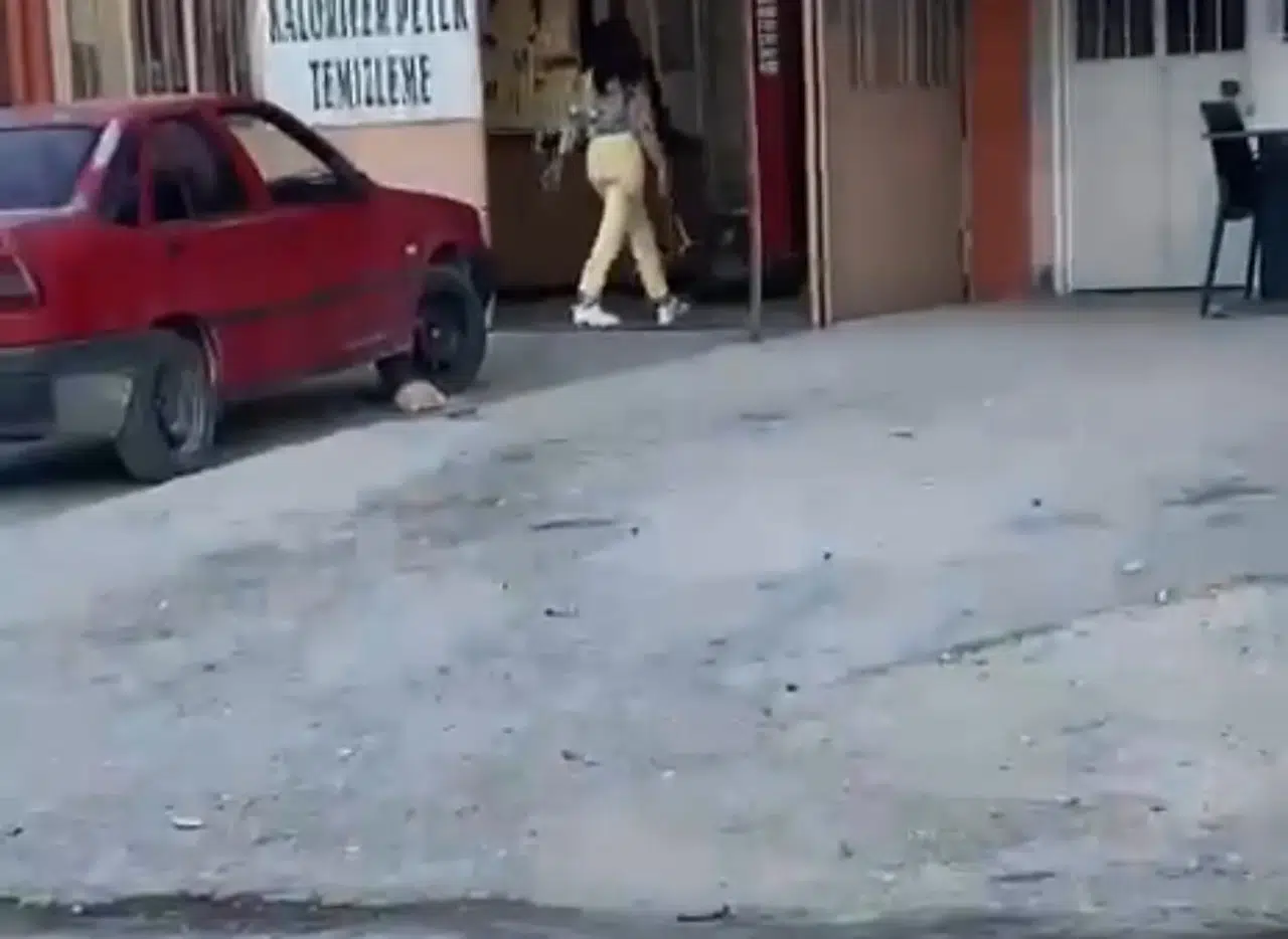 Sevgilisinin dükkanını savaş alanına çevirdi: Çekiçli öfke kamerada