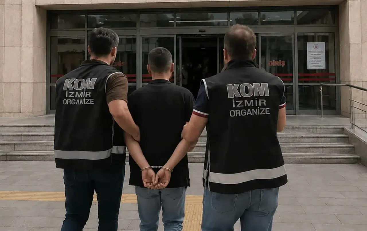 İzmir'de silah kaçakçılığına geçit yok: Evinden cephanelik çıktı
