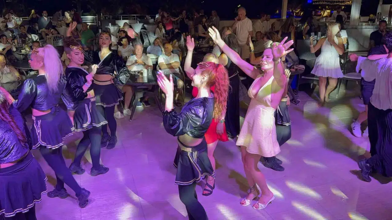 Bodrum'da Türk rüzgarı: Turistler geleneksel eğlenceye hayran kaldı