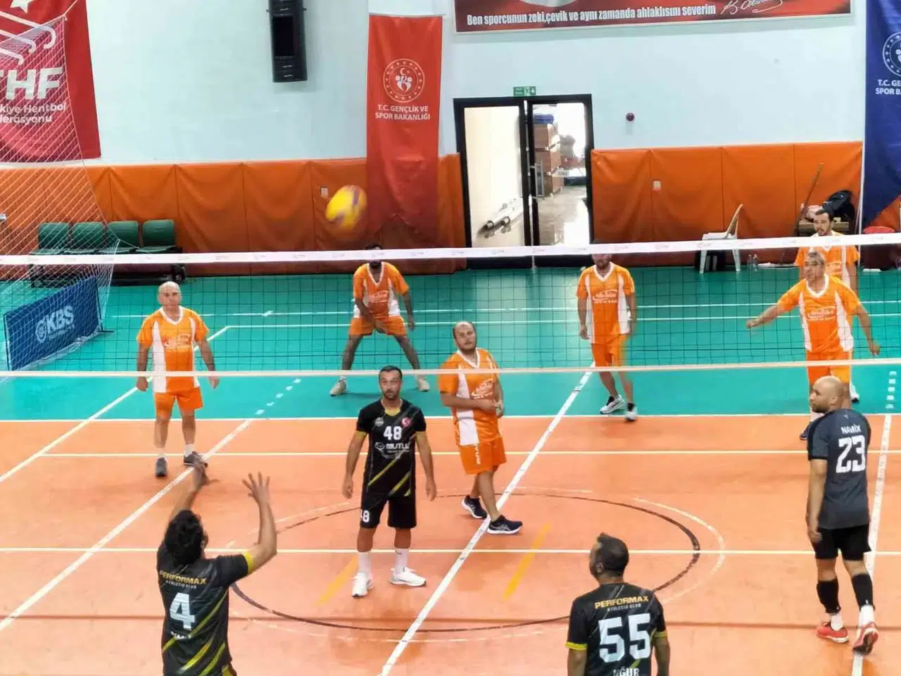 Köyceğiz’de voleybol şöleni: Veteranlar parkede fırtına gibi esti