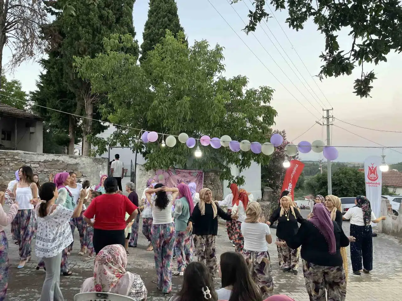 Şehzadeler’de nostalji rüzgarı: Mahalleli kadınlar şalvarlarını giyip meydanlara indi