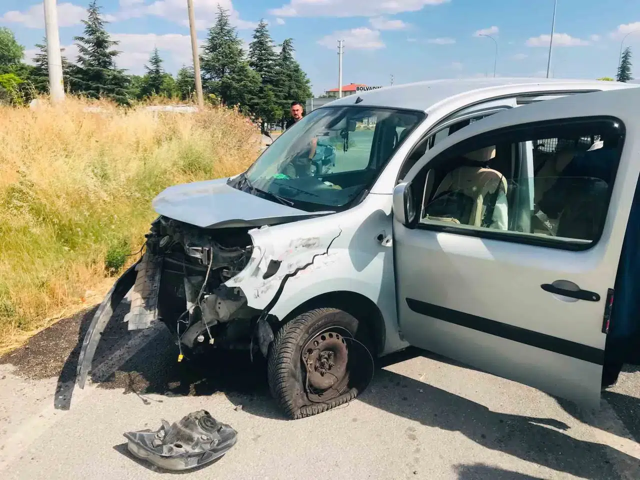 Bolvadin'de trafik kabusu: İki araç çarpıştı, dört kişi hastanelik oldu