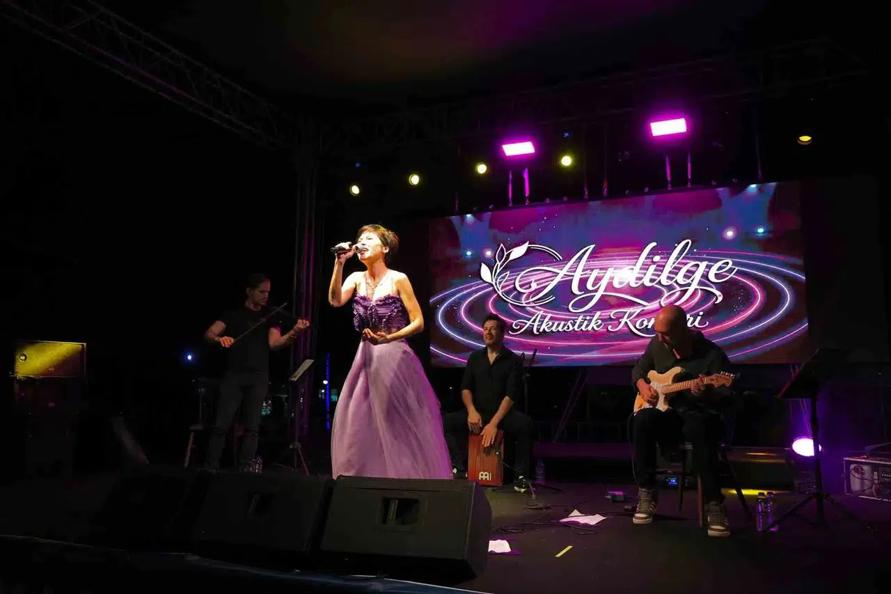 Aydın’da müzik şöleni Aydilge ile başladı: Tekstil Park’ta unutulmaz gece