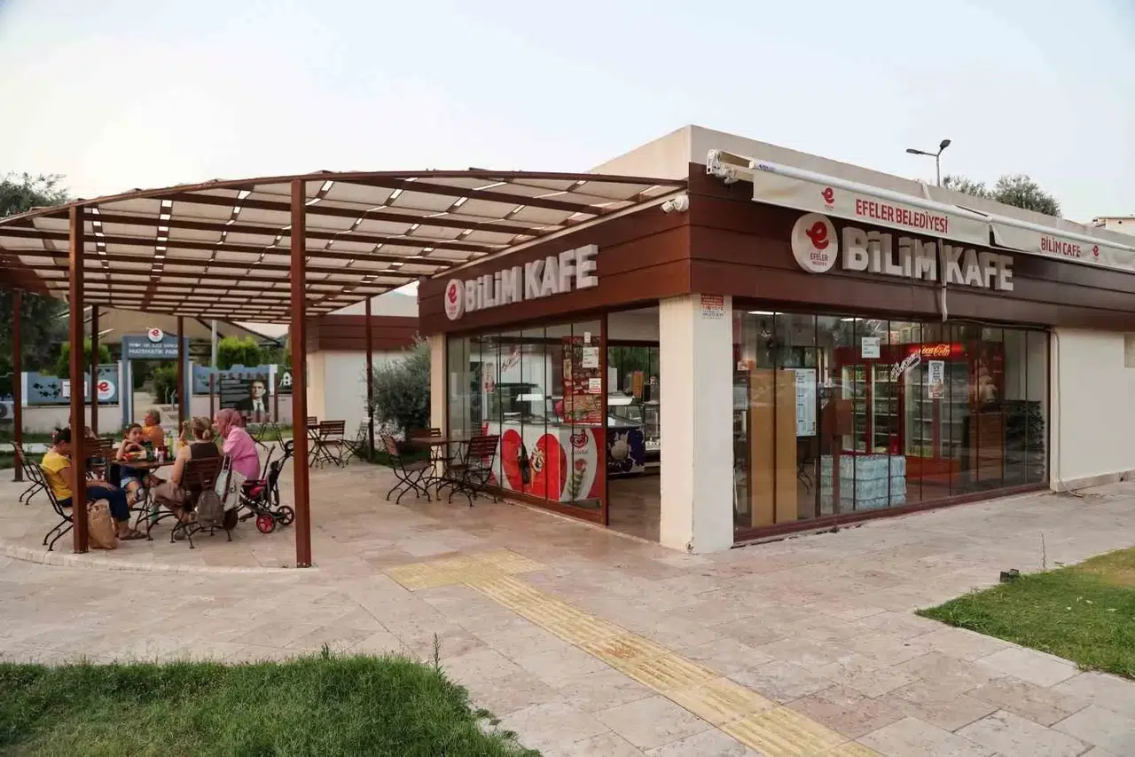 Efeler’de yaz akşamlarının yeni adresi: Bilim Kafe mesaiyi uzattı