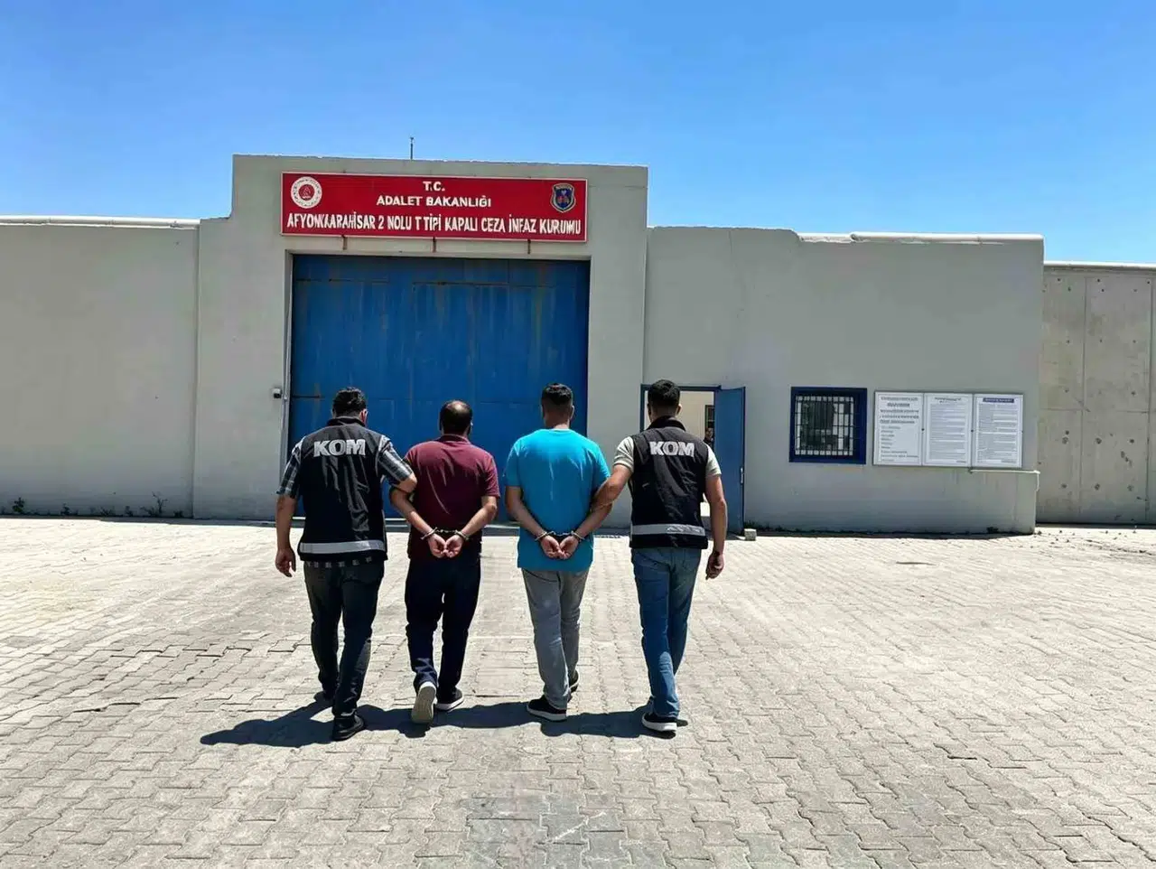 Afyonkarahisar yolunda kaçakçılık operasyonu: 5 yıl hapis cezası bulunan iki firari yakalandı