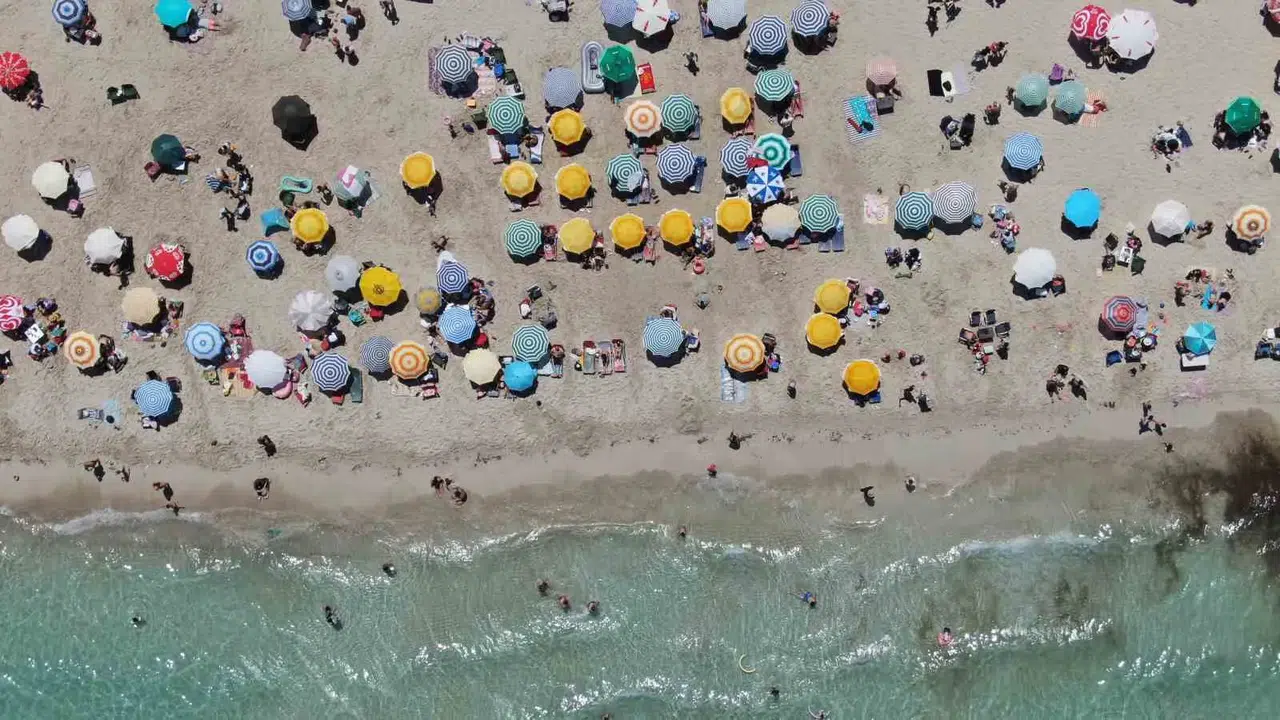 Çeşme sahillerinde hafta sonu bereketi: Ilıca'da adım atacak yer kalmadı