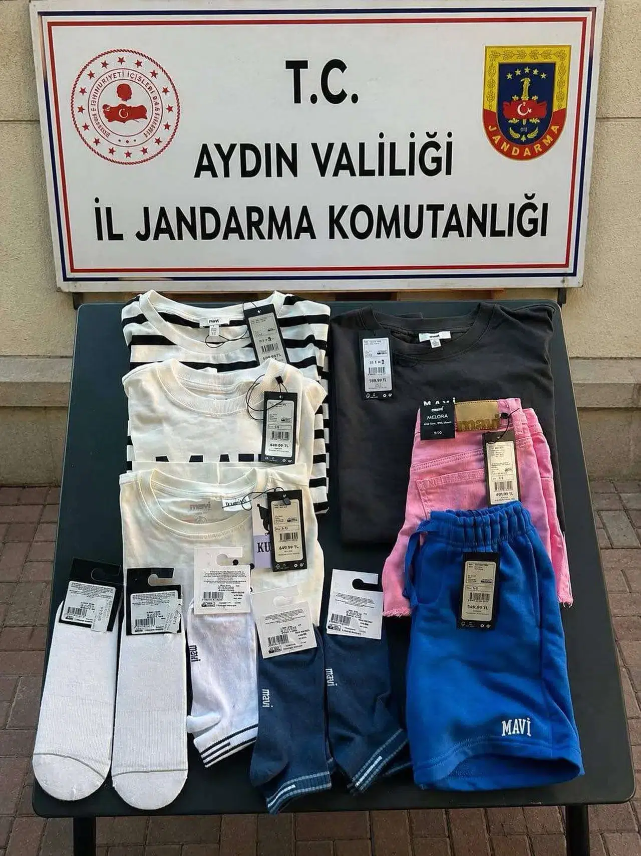 Nazilli'deki AVM'de moda hırsızlığı: Jandarma şüpheliyi kıskıvrak yakaladı
