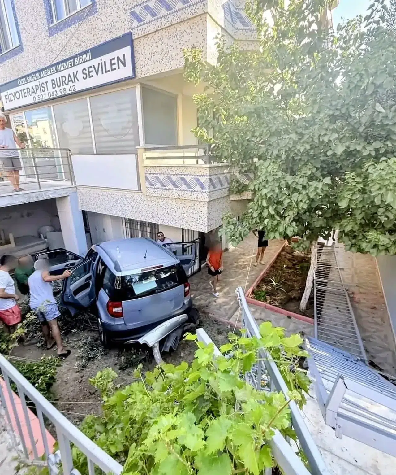 Didim'de korkutan kaza: Kontrolden çıkan otomobil apartman bahçesine daldı