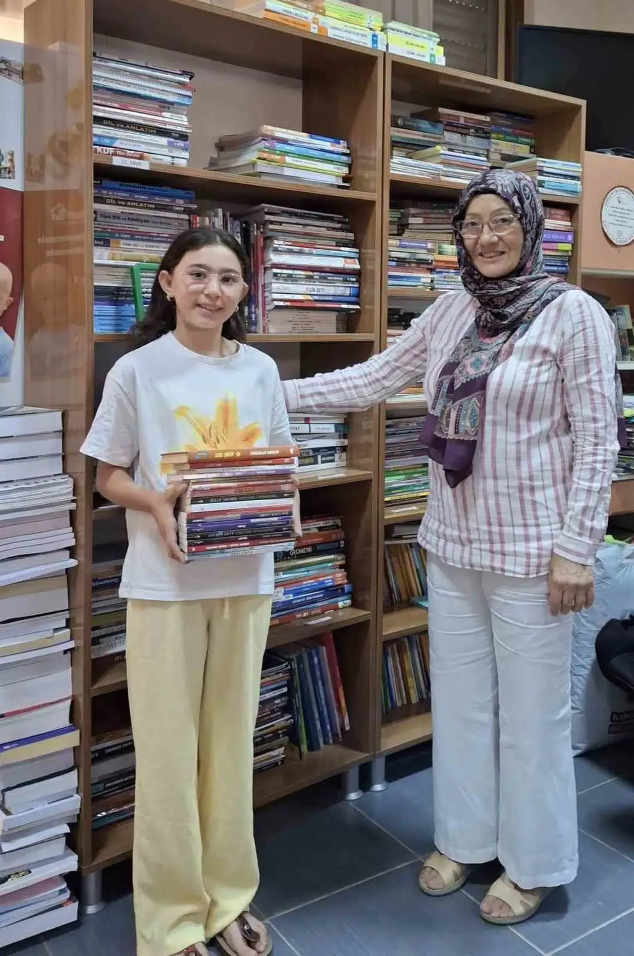 12 yaşındaki Nilay'dan eğitime büyük destek: Okuduğu kitapları kütüphaneye hediye etti