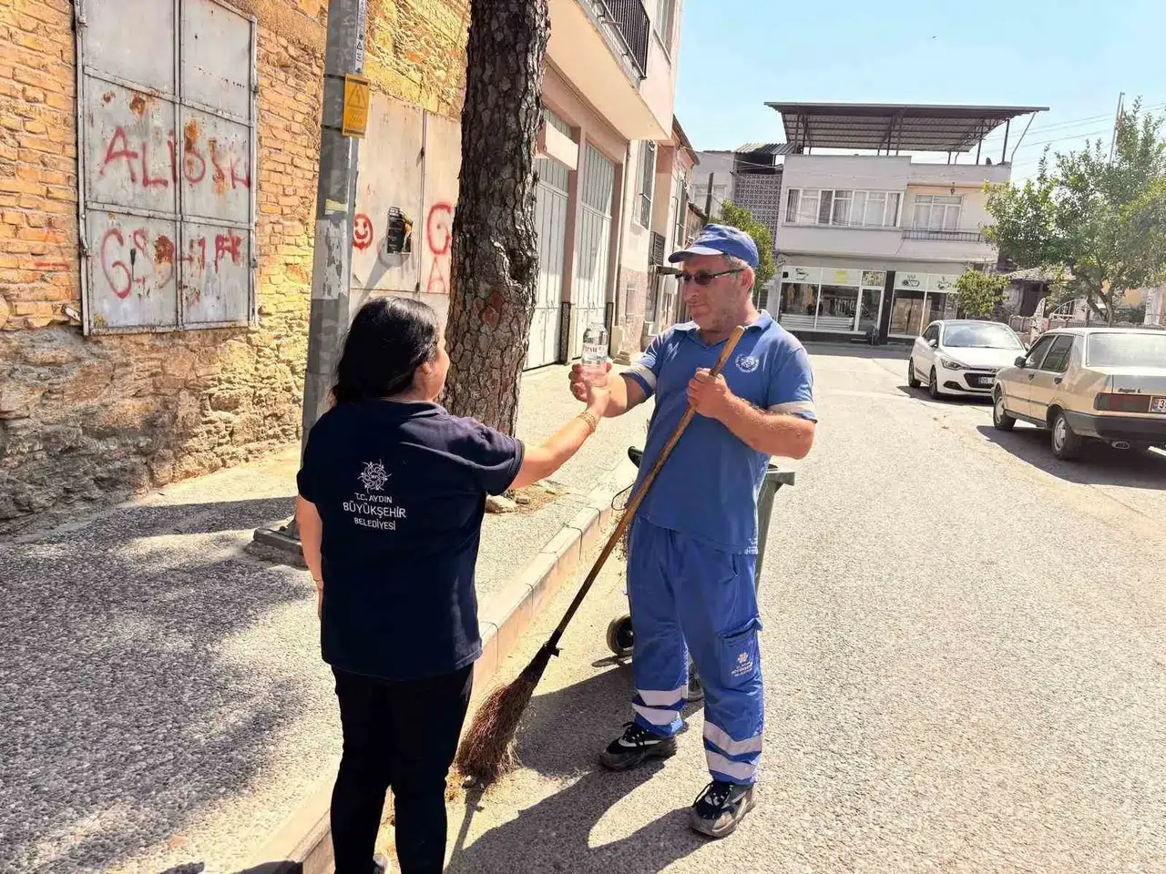 Kavurucu sıcaklar Aydın’da mesaiyi durduramadı: Emekçilere serinleten destek