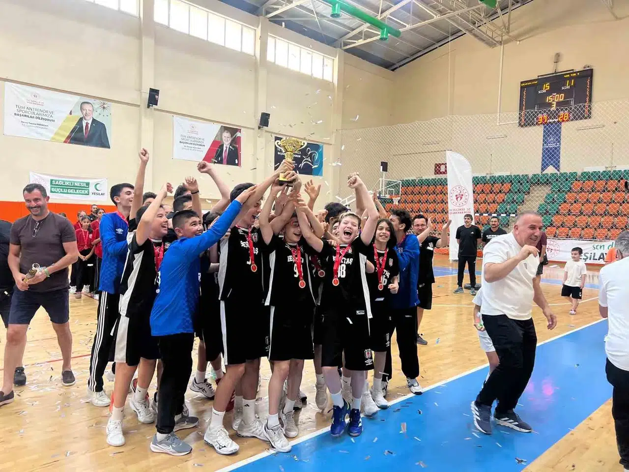 Geleceğin yıldızları Aydın’da buluştu: Hentbol şöleni kupa töreniyle noktalandı