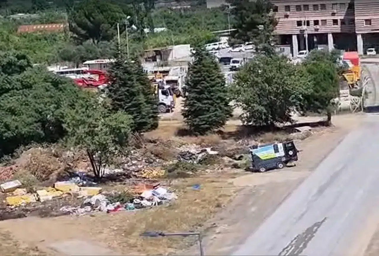 Kemalpaşa'da pes dedirten manzara: Belediye binasının arka bahçesi çöplüğe döndü