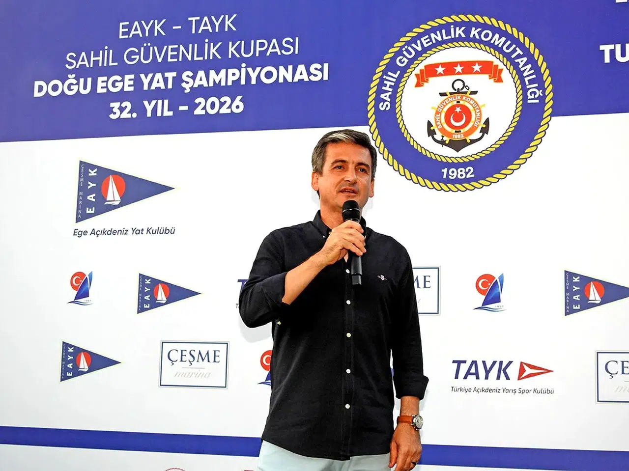 Çeşme’nin rüzgarlı sularında yelken heyecanı zirve yaptı: Şampiyonlar kupalarına kavuştu