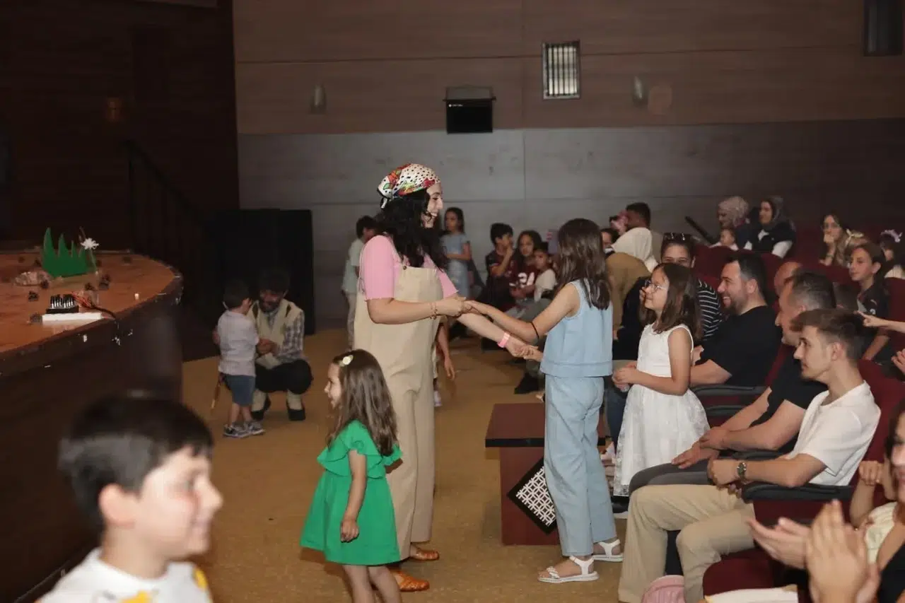 Kütahyalı minikler doğanın gizemini tiyatro sahnesinde keşfetti