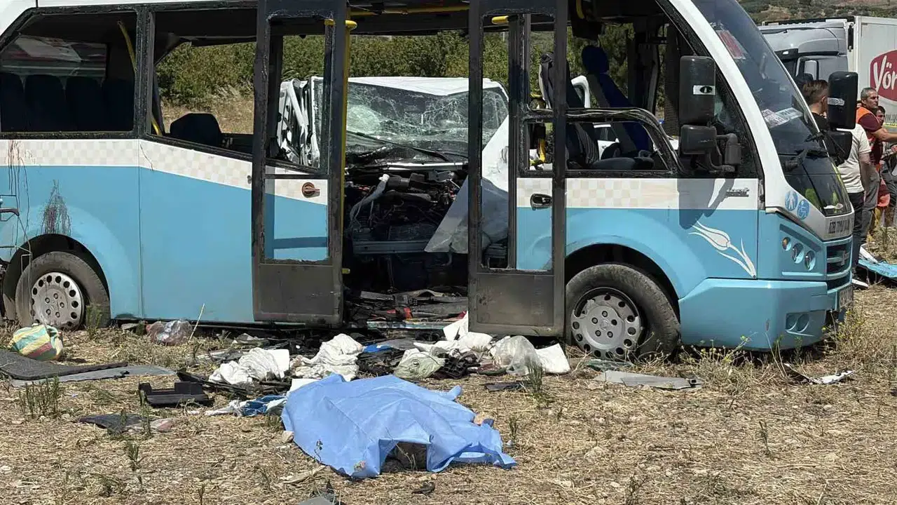 Manisa'da acı kaza: Kamyonet ile otobüs çarpıştı, bir kişi hayatını kaybetti